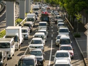 渋滞中の道路でバッテリー上がり