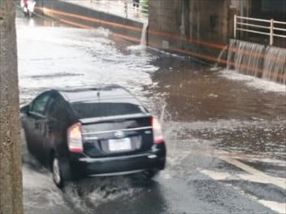 冠水道路へ突入