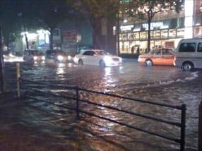 豪雨や台風から車を守る対策