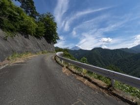 山岳地帯や丘陵地でのレッカー/ロードサービス