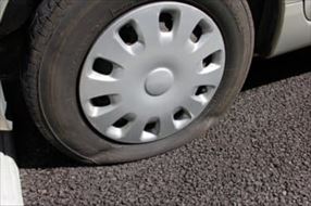 タイヤがパンクした時の対処法