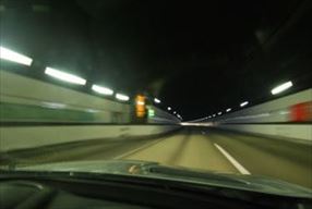 高速道路のトンネル走行